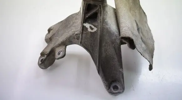 Engine mounting bracket