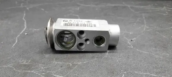 BMW 5 E39 Air conditioning (A/C) expansion valve 8371459