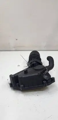 Volvo XC60 Oil filter mounting bracket 30757730 30777567