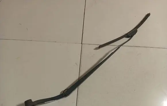 Opel Insignia A Front wiper blade arm 13227399