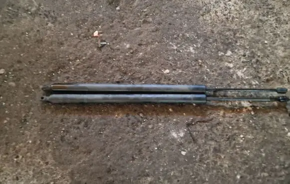 Volkswagen Multivan T5 Tailgate strut 