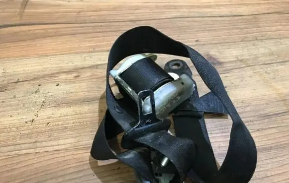 Opel Astra F Front seatbelt 90286921