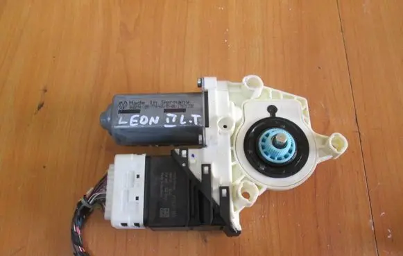 Seat Leon (1P) Rear door window regulator with motor 1K0959703N 83599332