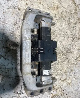 Engine mount bracket