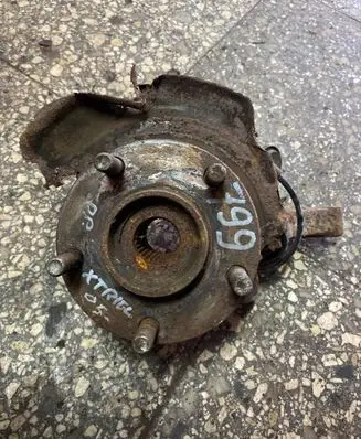Nissan X-Trail T30 Front wheel hub