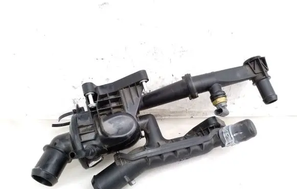 Ford Focus Thermostat/thermostat housing L1BG8575AA