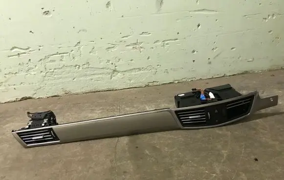 Mercedes-Benz E W212 Dash center air vent grill A2128302554