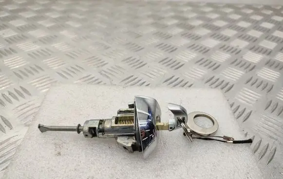 Hyundai i30 Front door lock (next to the handle) 