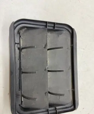 Renault Clio IV Quarter panel pressure vent 7700838358
