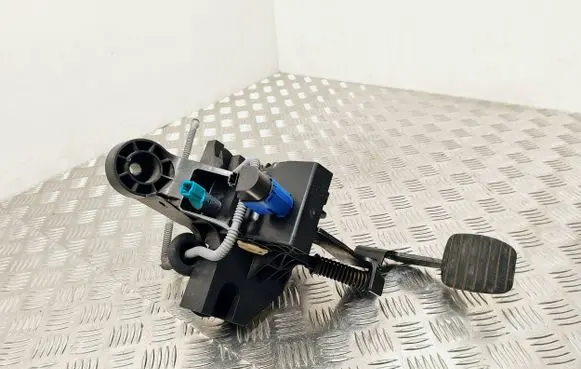Opel Vivaro Clutch pedal 465038677R 93868409 81007095