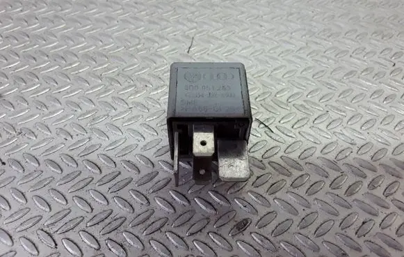 Volkswagen PASSAT B5 Other relay 8D0951253