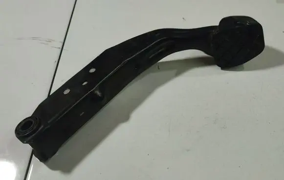 Volkswagen Polo IV 9N3 Clutch pedal 