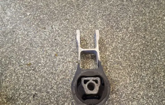 Chrysler 200 Engine mounting bracket