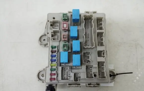 Toyota Previa (XR30, XR40) II Fuse module 8922128140