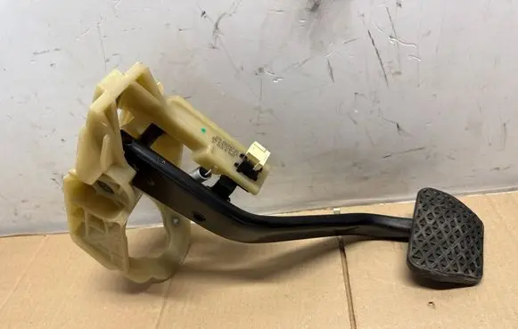 BMW 1 F20 F21 Brake pedal 6860647