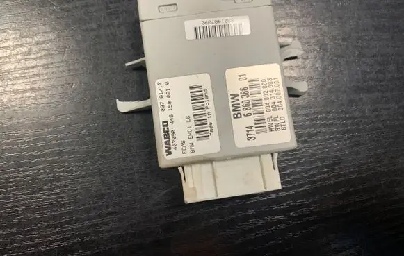 BMW 5 F10 F11 Air suspension control unit module (rear) 6860386