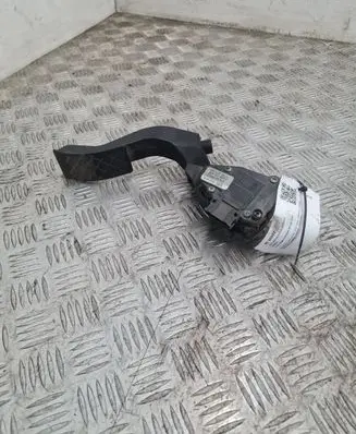 Volkswagen PASSAT B5.5 Accelerator throttle pedal 8D1721523F