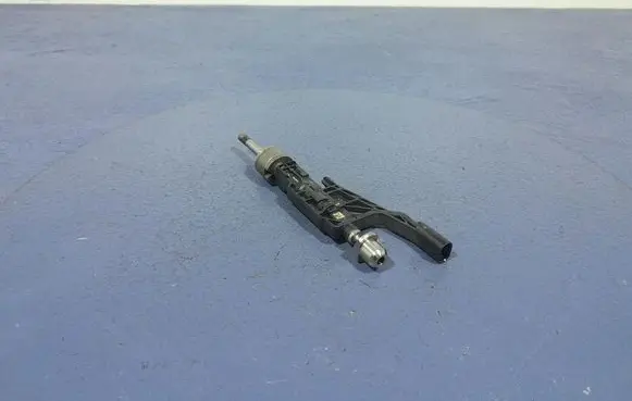 BMW M4 F82 F83 Fuel injector 8671991
