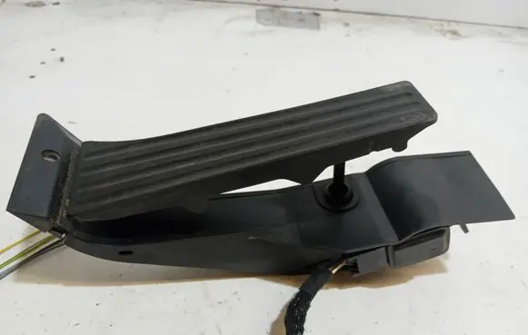Accelerator throttle pedal