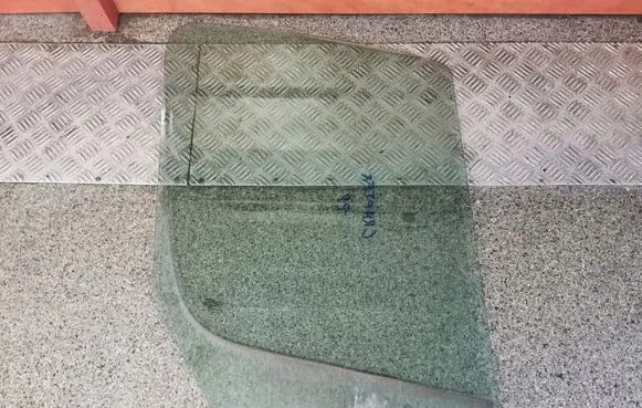 Mercedes-Benz Sprinter W906 Sliding door window/glass 1212121212