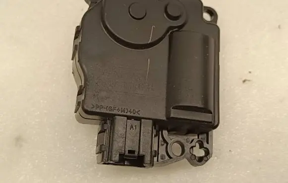 Chrysler Pacifica Air flap motor/actuator 545250008 FV198002 1320494A