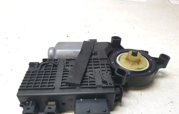 Citroen C4 I Picasso Front door window regulator motor 9682495580