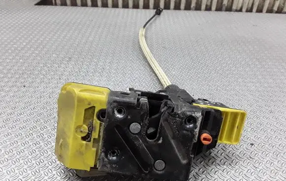 Volvo XC90 Rear door lock 8650552