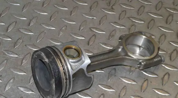 Volkswagen PASSAT B6 Piston BHS038J