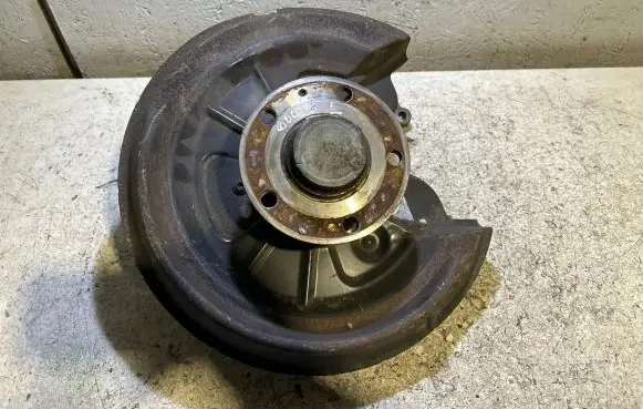 Volkswagen Golf VI Rear wheel hub