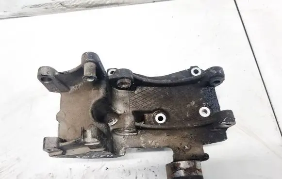 Engine mounting bracket