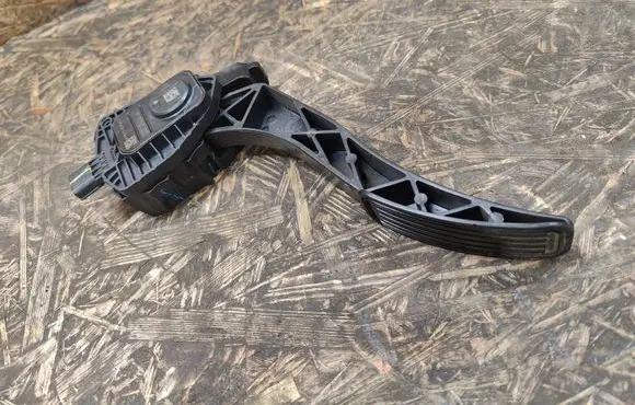 Ford Fusion II Accelerator throttle pedal DG9C9F836AD