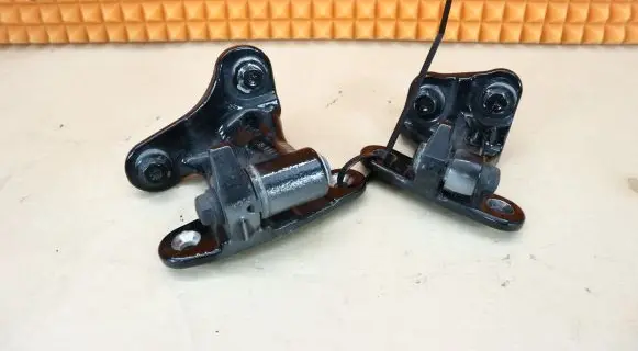 Rear door hinge set
