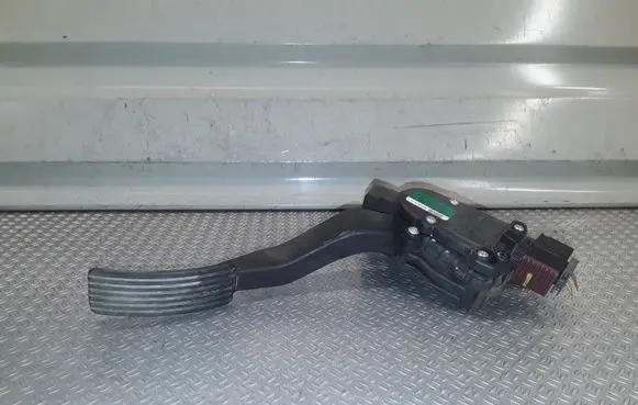 Mitsubishi Colt Accelerator throttle pedal A4543000104 MR955216