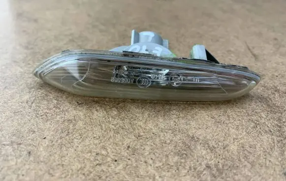 BMW 3 E90 E91 Front fender indicator light 63137253325 7253325 63136932997