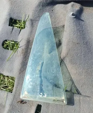 Rear vent window glass