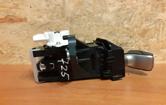 Lexus CT 200H Gear shifter/selector 75C833 75C833LHD