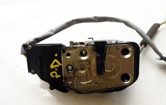 KIA Carens I Front door lock 3123