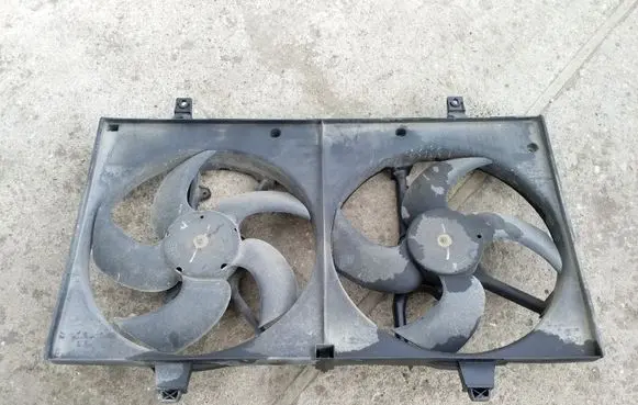 Nissan Almera Tino Radiator cooling fan shroud