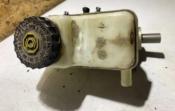 Nissan Pathfinder R51 Brake fluid reservoir 