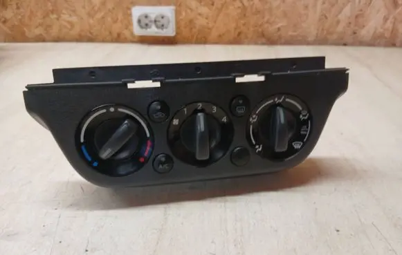 Suzuki Swift I Climate control unit