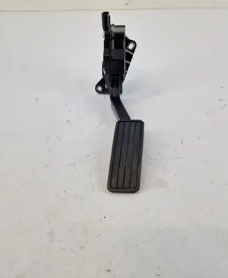 Accelerator throttle pedal