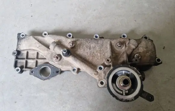 Mazda BT-50 Oil filter mounting bracket