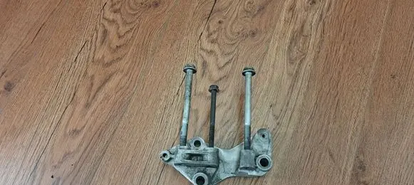 Engine mounting bracket