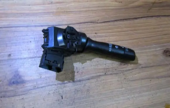 Toyota Yaris Wiper control stalk 17f003lh 173848
