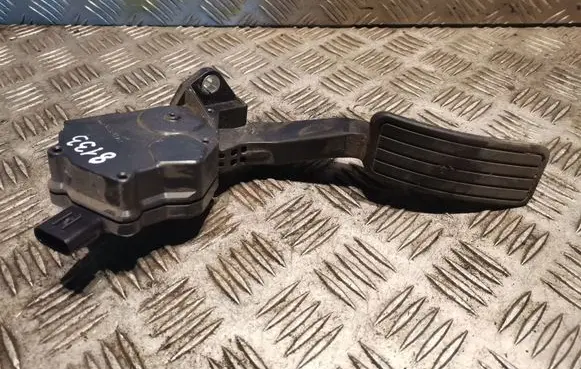 Accelerator throttle pedal
