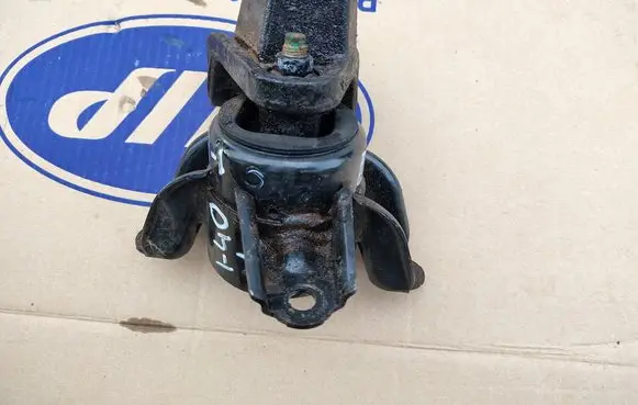 Engine mounting bracket