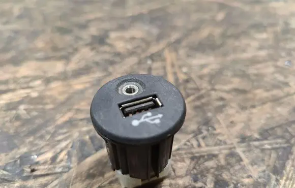 Nissan X-Trail T31 USB socket connector 280023BH00A