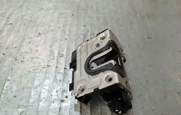 Dacia Sandero Front door lock 8200735227
