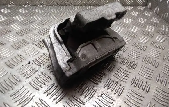 Volkswagen Touran I Engine mount bracket 1K0199262