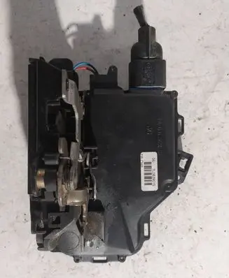Volkswagen Golf Plus Rear door lock 7L0839015